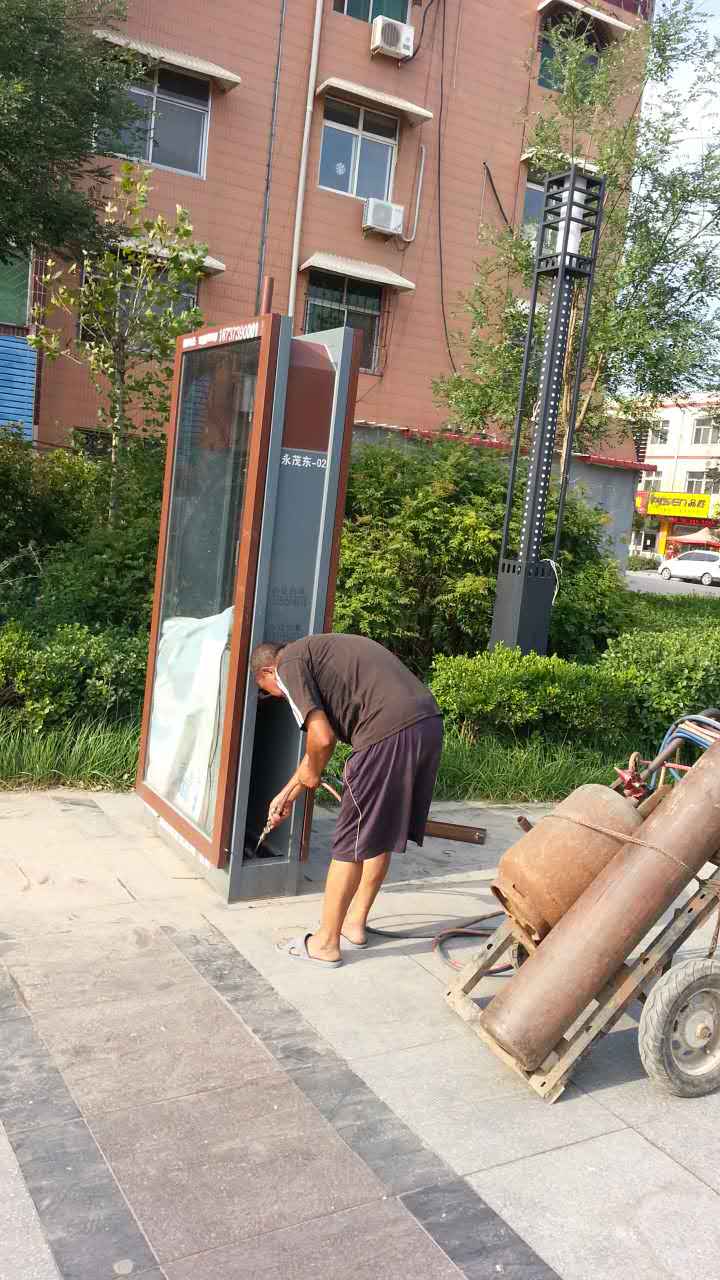 蠡县执法局对破损牌匾灯箱广告牌进行维修整治